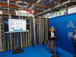 dorota med poster EAN24 mindre