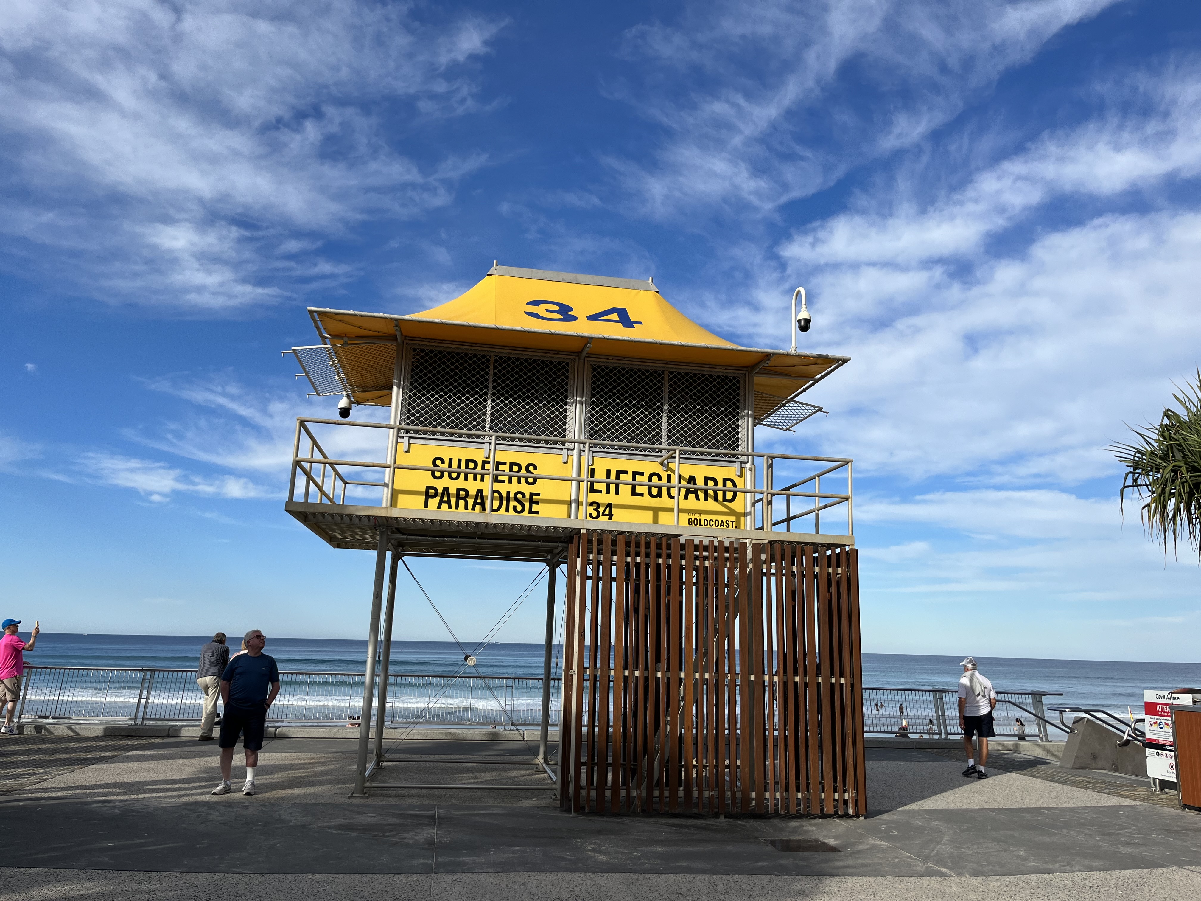 Livvaktartorn på stranden Surfers Paradise i Australien. Blå himmel med vita moln i bakgrunden. 